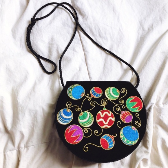 Vintage Handbags - SOLD - Vintage 🎄Black Velvet Holiday Strappy Clutch